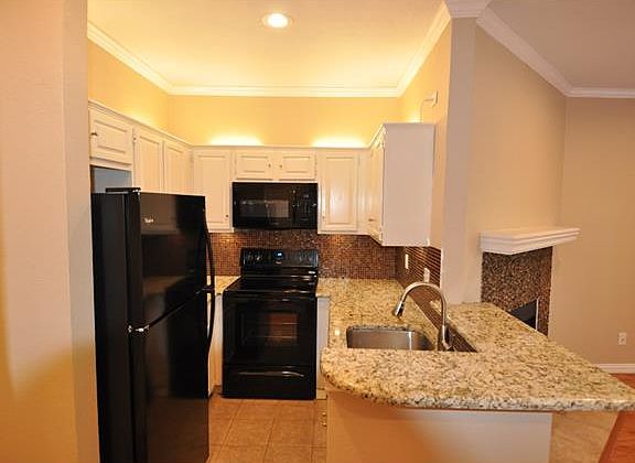 5th image of 915 W 22nd 1/2 St APT 103