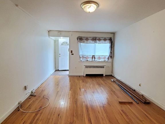 4th image of 2922 Hering Ave #2