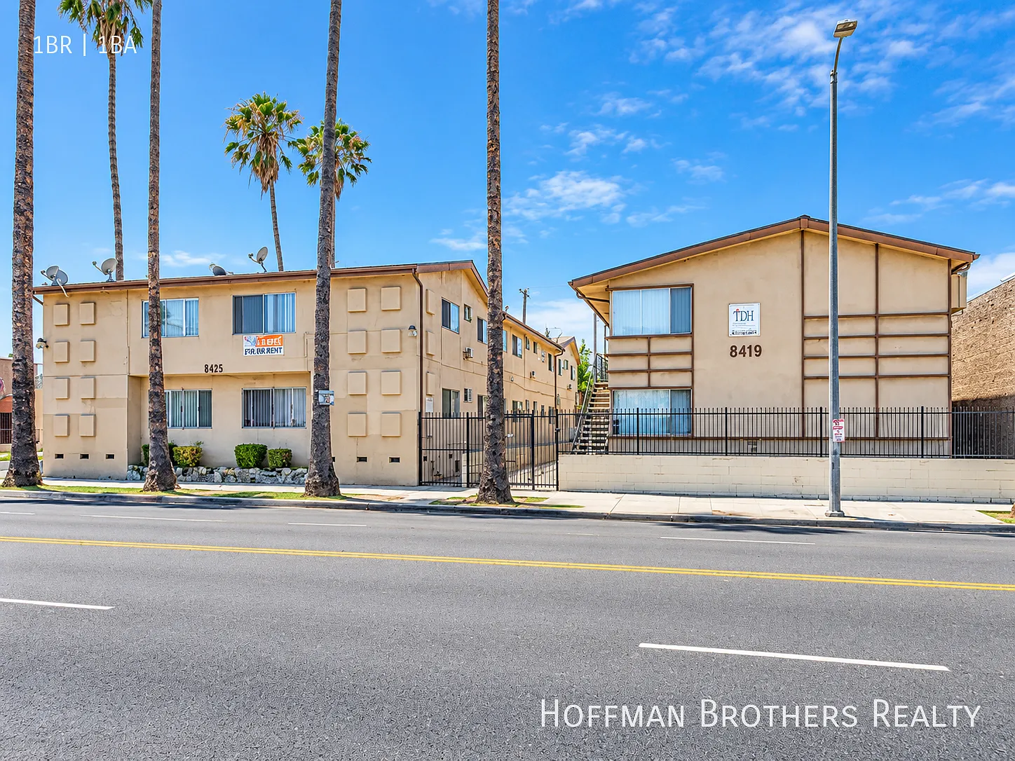 Western Ave Apartment Near Transit, Shopping & South LA Conveniences — Photo 3