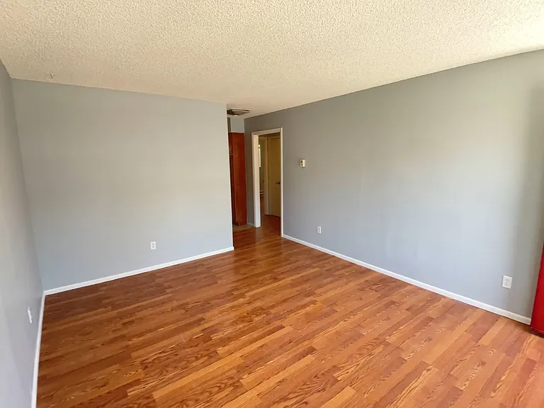 940 Iowa Ave — Photo 4