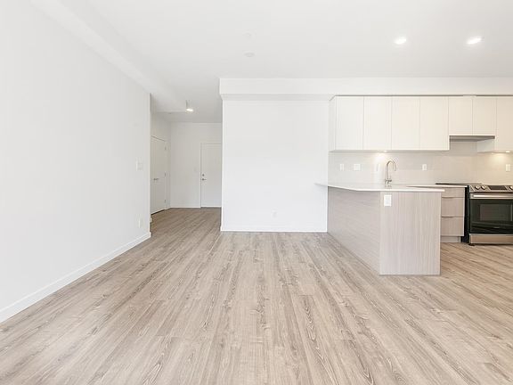 3rd image of 13968 Laurel Dr #618
