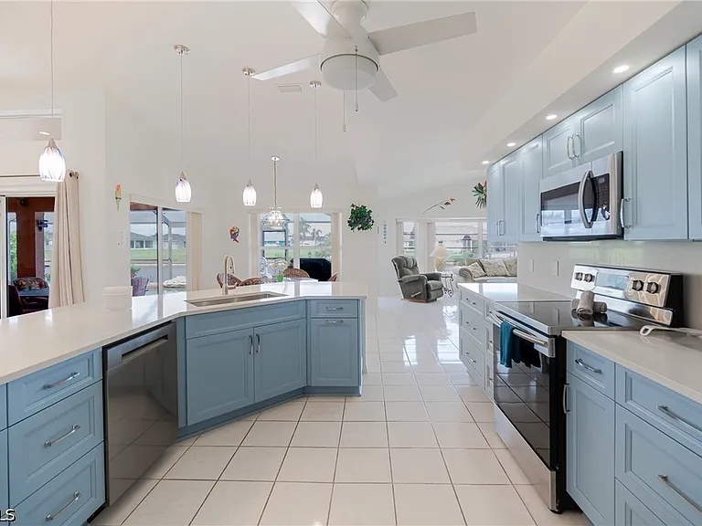105 SW 39th Pl — Photo 11