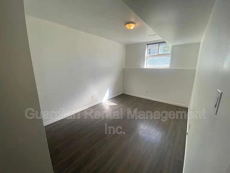 1522 Walsh St E #B — Photo 10