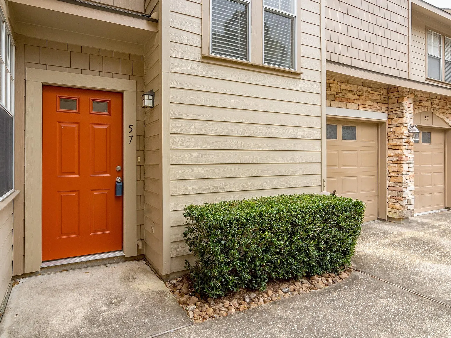 3 bed, 2.5 bath, 1698 sqft, $2,100 — Photo 2