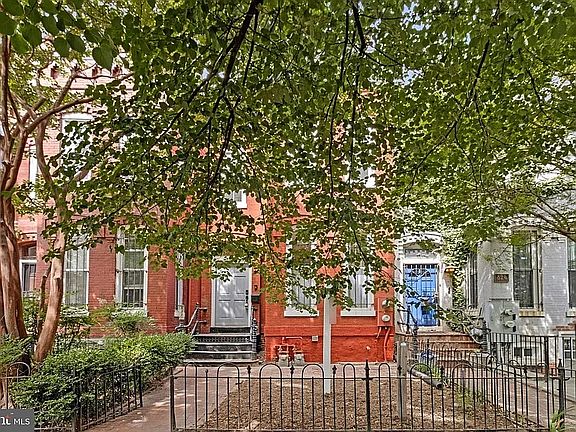 4th image of 822 5th St NE
