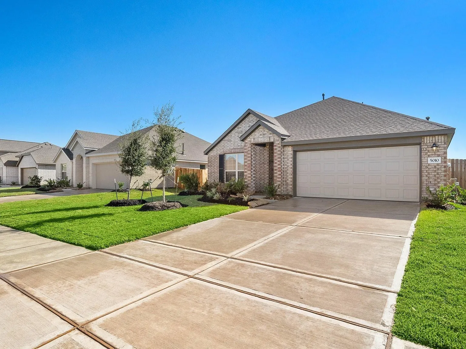 4 bed, 2.0 bath, 1932 sqft, $2,250 — Photo 2