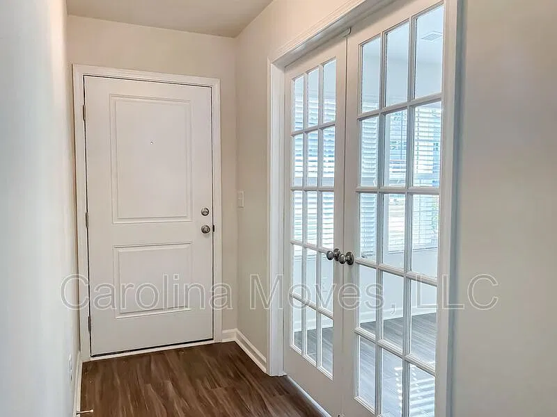 4 bed, 2.5 bath, $1,870 — Photo 2
