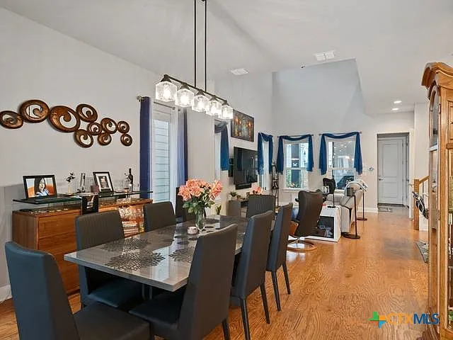 4 bed, 3.0 bath, 1917 sqft, $2,900 — Photo 3