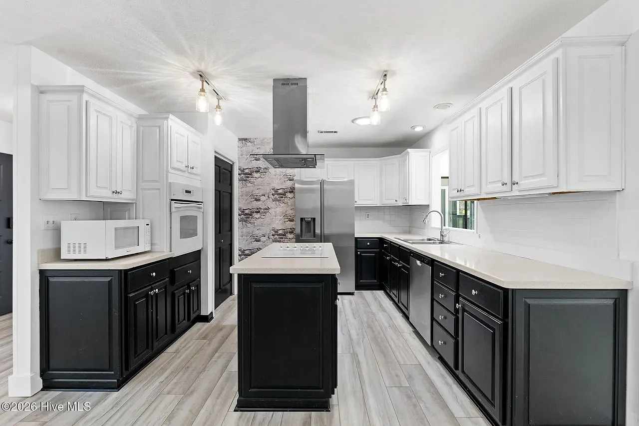 3 bed, 1858 sqft, $2,200 — Photo 3
