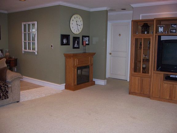 PRTN LVNG RM MAPLE CROWN MOLDING THROUGHT HOME