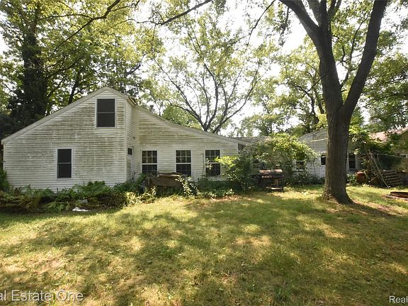 5th image of 3482 W Maple Rd