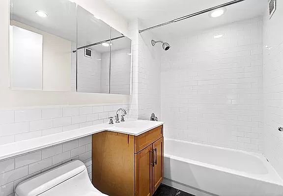 4th image of 516 W 47th St APT N4g