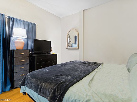 5th image of 2836 N Maplewood Ave