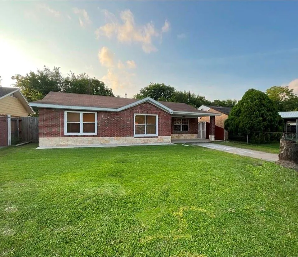 3 bed, 2.0 bath, 1402 sqft, $1,800 — Photo 2