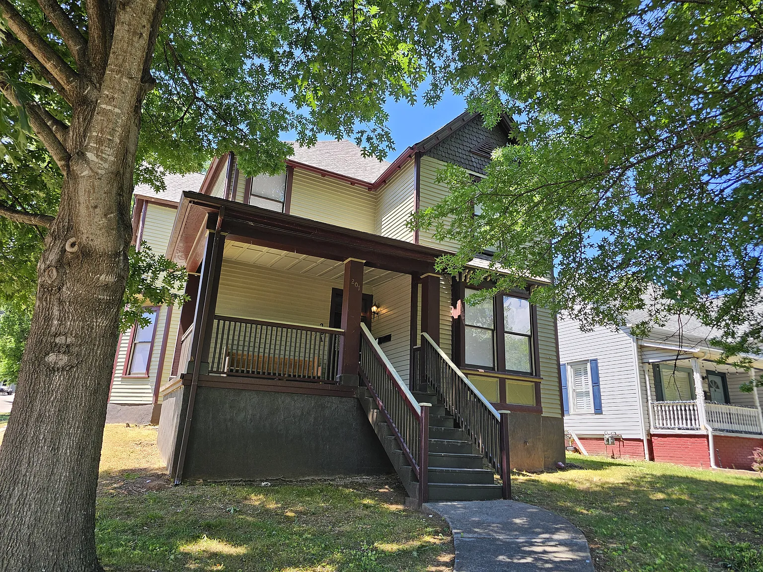 3 bed, 1100 sqft, $1,800 — Photo 2
