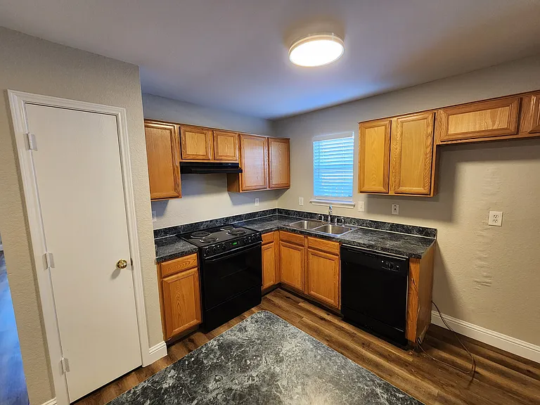 607 Hollyberry Dr — Photo 20
