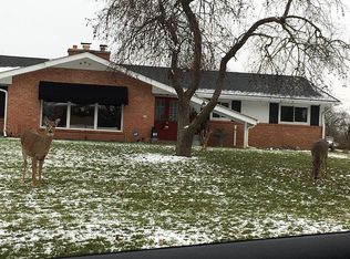 890 E Briar Ridge Dr, Brookfield, WI 53045