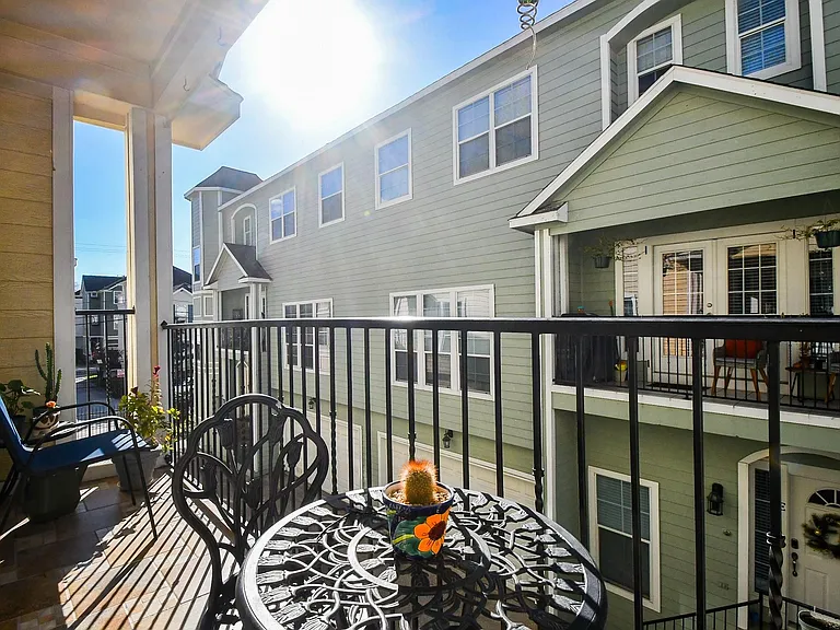 1129 W 15th 1/2 St #B — Photo 12