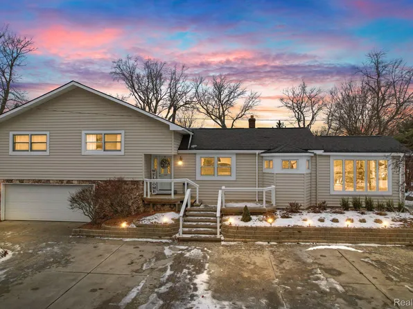 4068 Lawley Ave, Waterford, MI 48328