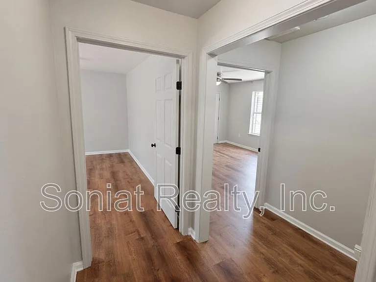 1461 N Robertson St — Photo 10