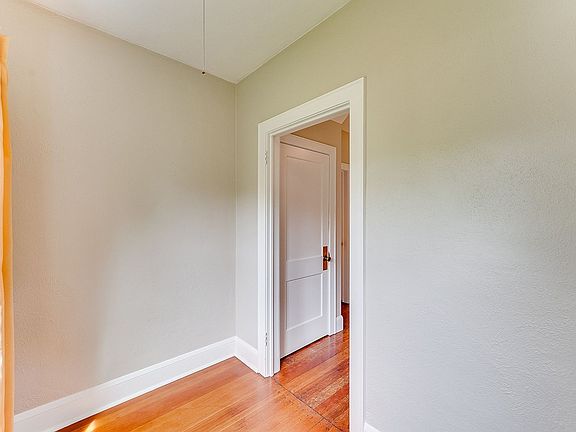 5th image of 2404 2nd St NE