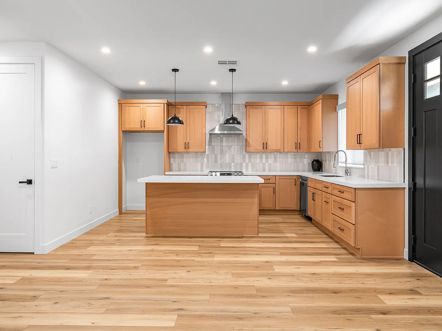 3 bed, 1200 sqft, $3,500 — Photo 3