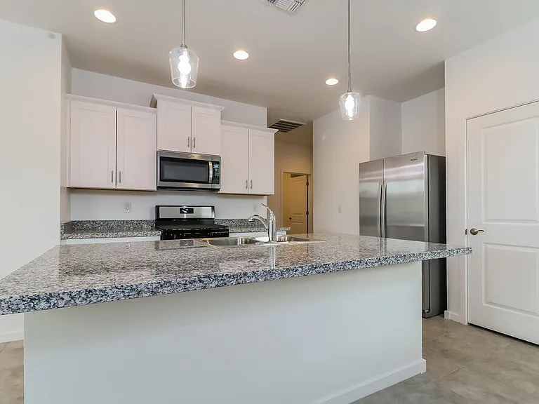 4904 S 107th Ln — Photo 7