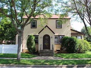 215 Cypress St, Floral Park, NY 11001