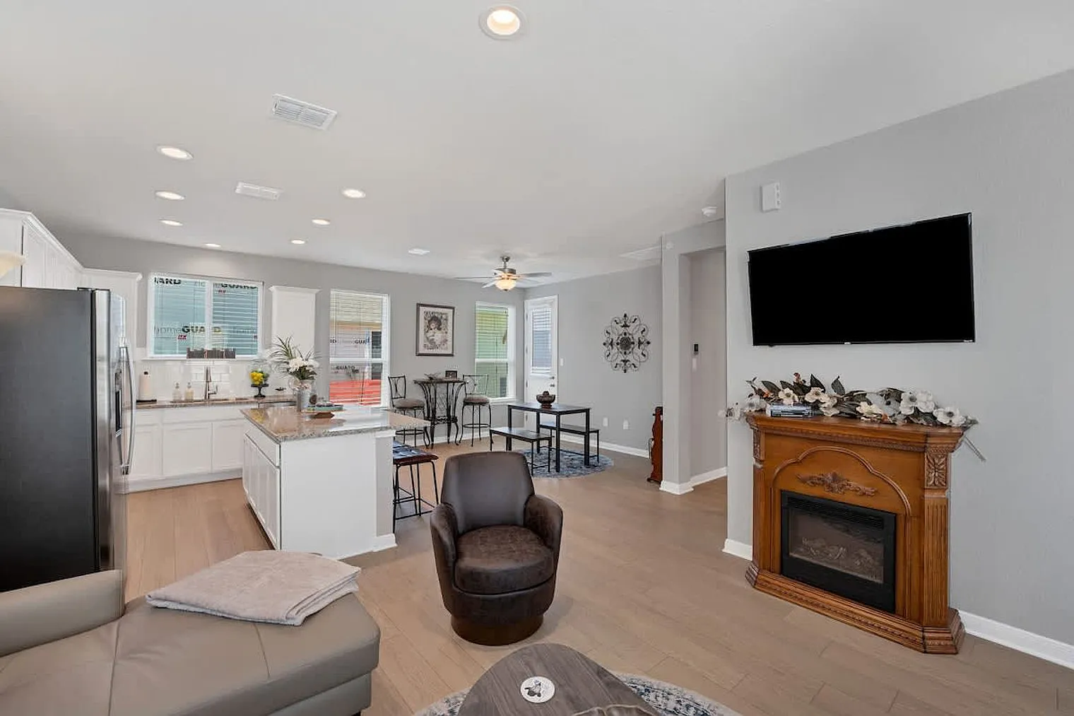 2 bed, 1.0 bath, $4,174 — Photo 3