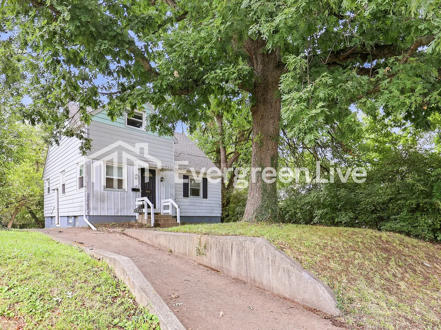 4 bed, 1.0 bath, 1462 sqft, $1,595 — Photo 2