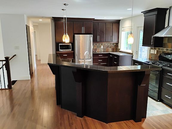 5th image of 3176 Old Clayburn Rd