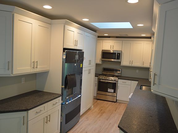 White and Granite kitchen - 