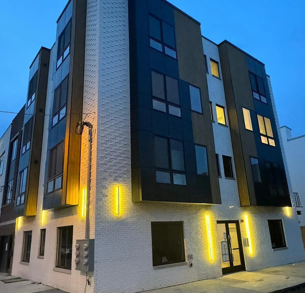 2731 W Jefferson St — Photo 1