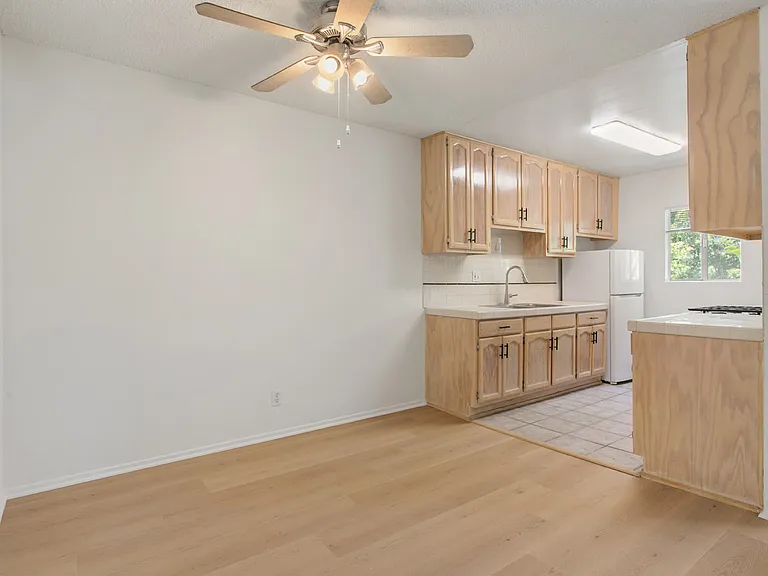 1324 Barry Ave #6 — Photo 8
