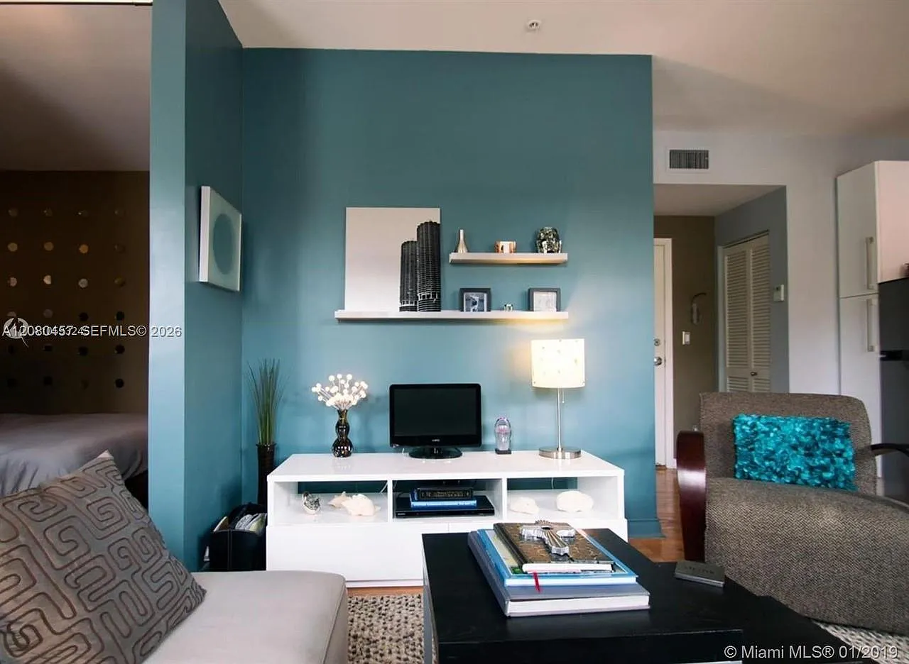 Hamilton Condo — Photo 3