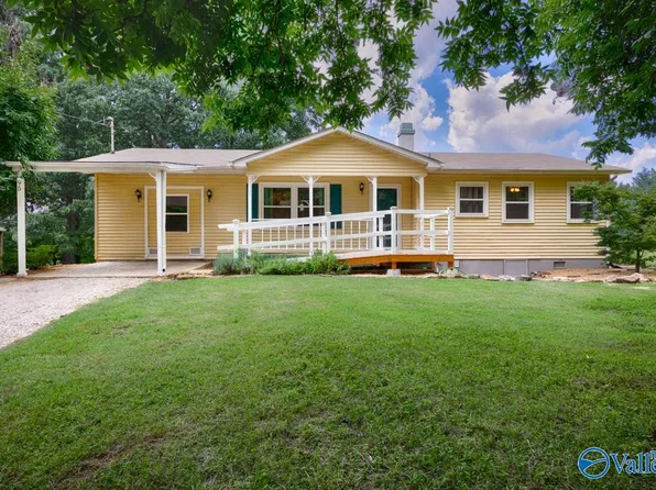 95 Dellwood Dr, Laceys Spring, AL 35754