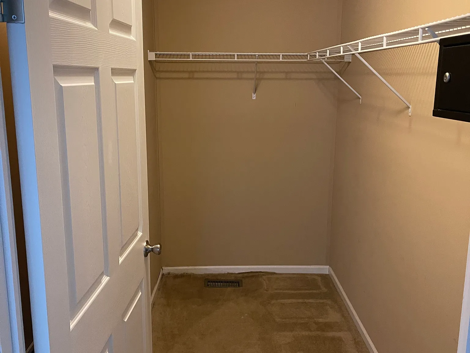 2 bed, 1920 sqft, $1,600 — Photo 1