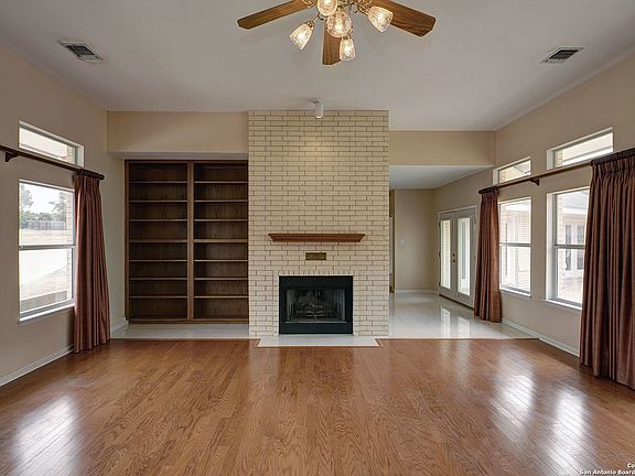 5th image of 1006 MISTY WATER LN