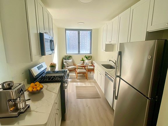 5th image of 600 N Dearborn St APT 812