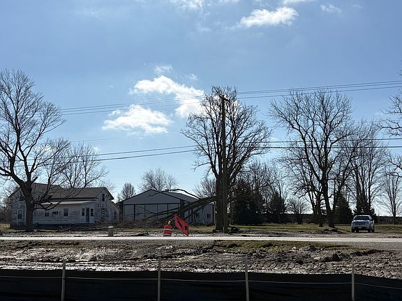 4th image of 380 E 9000n Rd