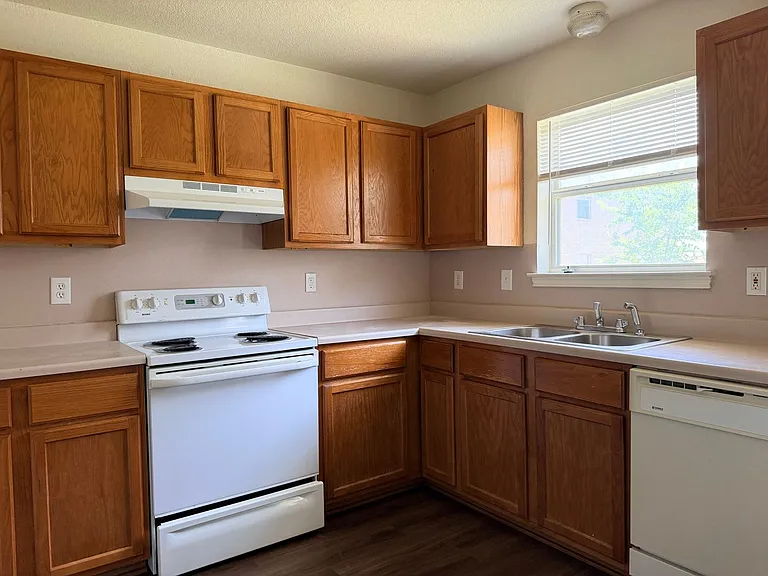 3204 Hereford Ln — Photo 3