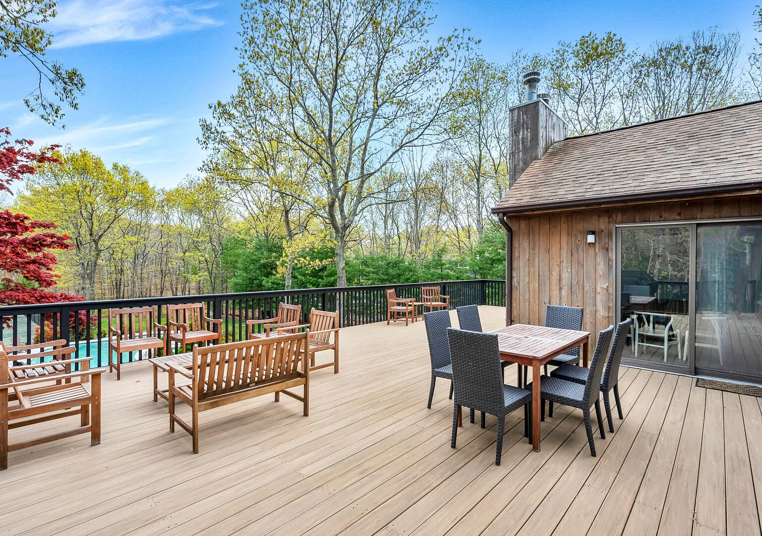 Newly Renovated, Large Deck, Private tennis and pool — Photo 4