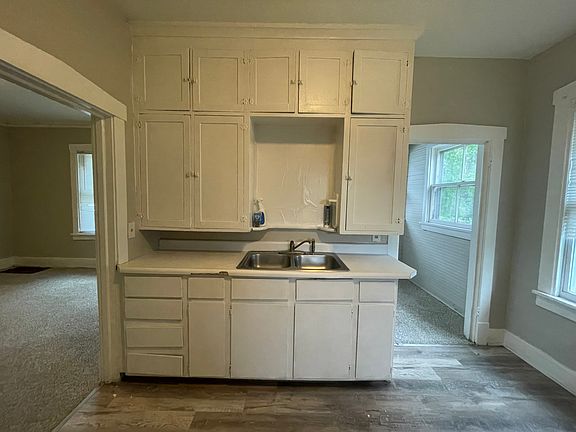 4th image of 612 W Loucks Ave