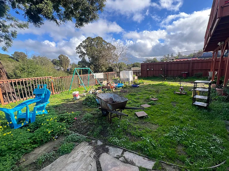 Almond Rd — Photo 16