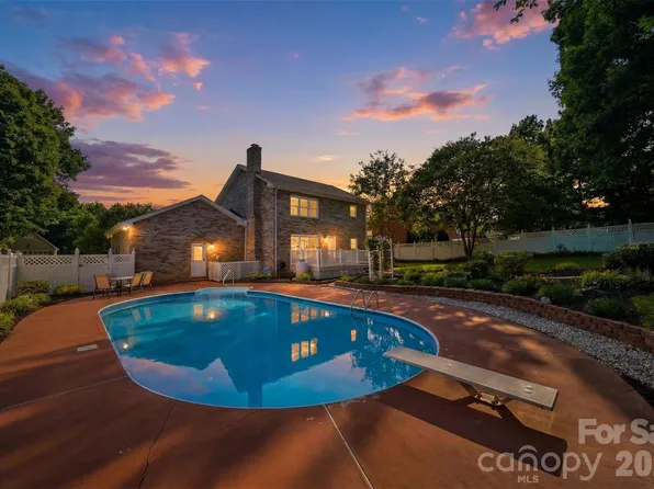 1948 Twin Ponds Dr, Hickory, NC 28602