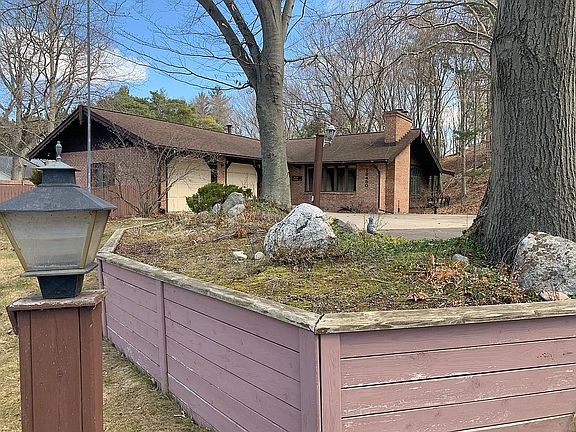 2nd image of 18450 Iroquois Dr