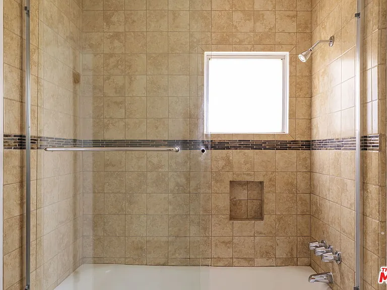 5514 1/2 Cahuenga Blvd — Photo 10
