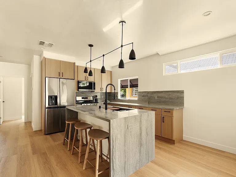 2057 W 28th St — Photo 14