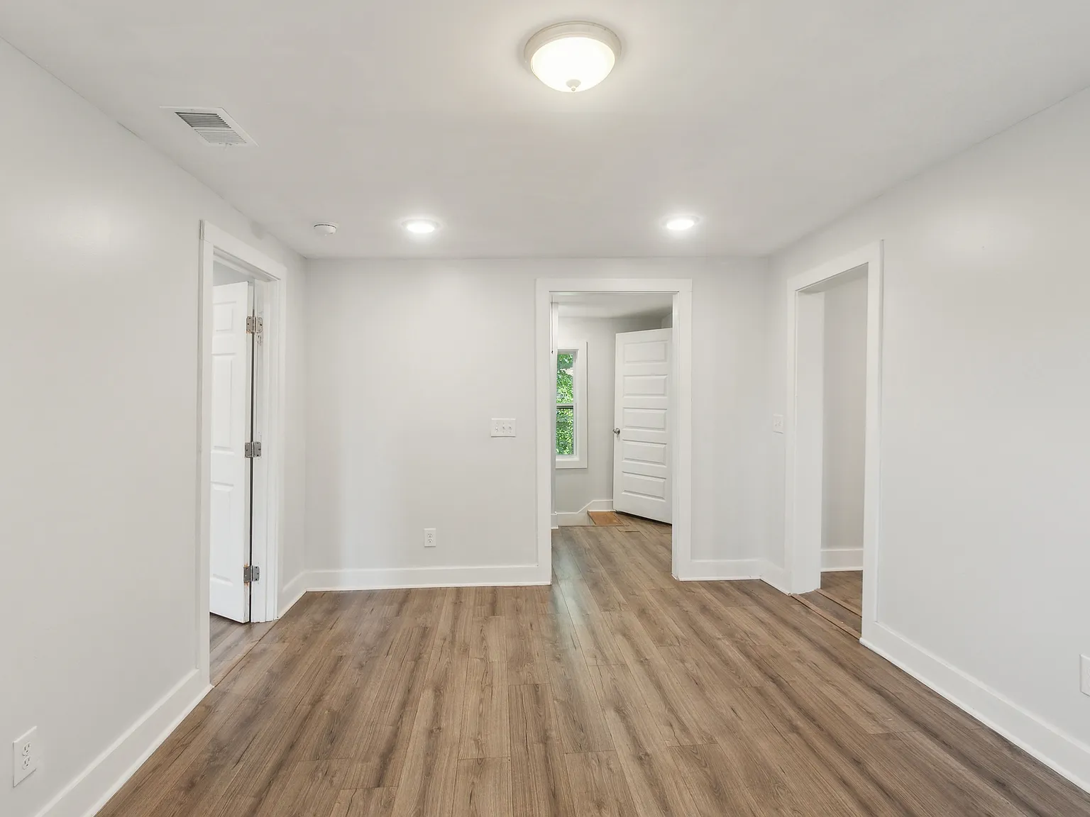 2 bed, 900 sqft, $1,590 — Photo 2