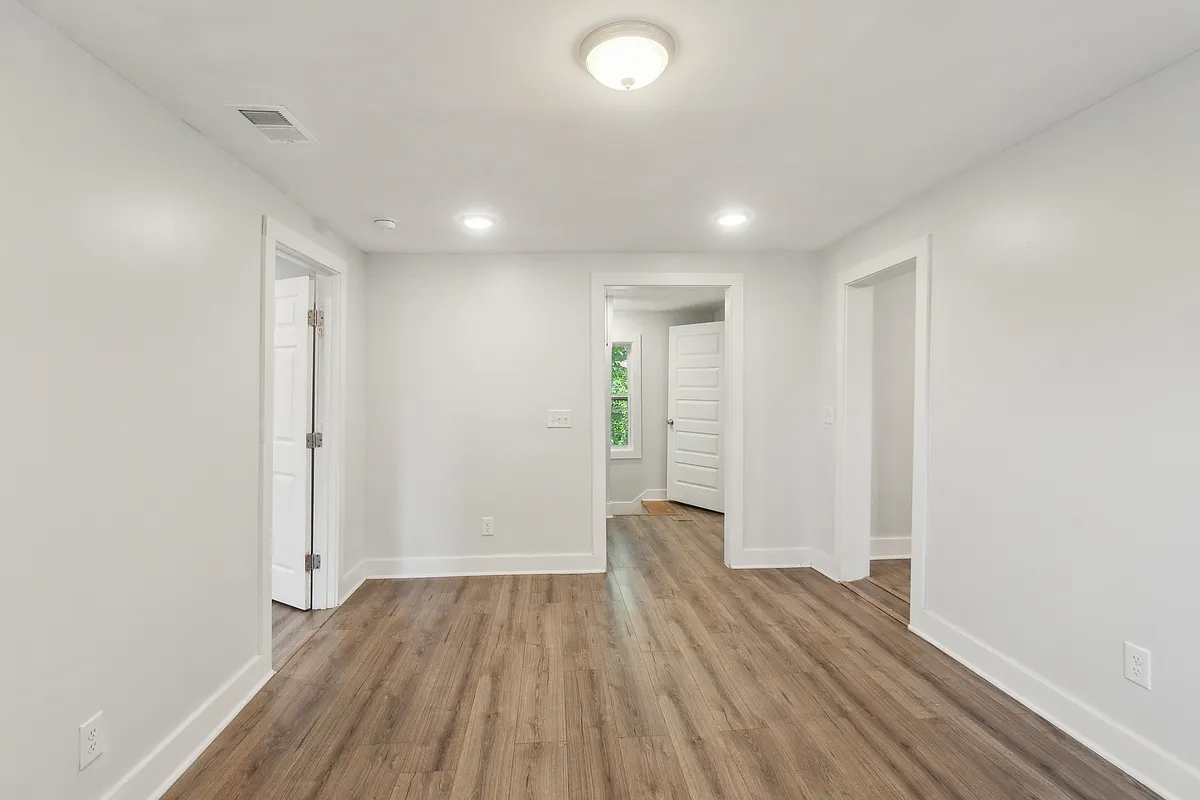 Building Photo - 502 W 48th St #B